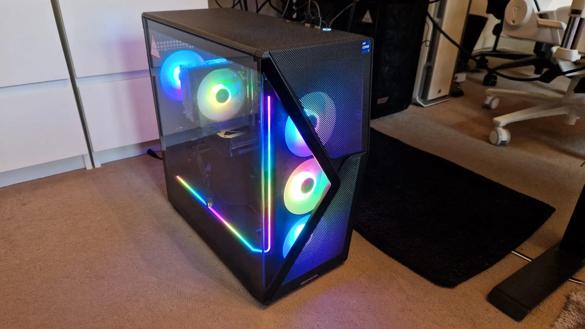 iBUYPOWER Slate Mesh SMI7N5701 Review desktop placed on the floor